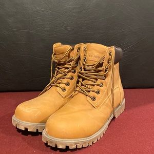 U.S Polo Assn Mens 8, slighty worn